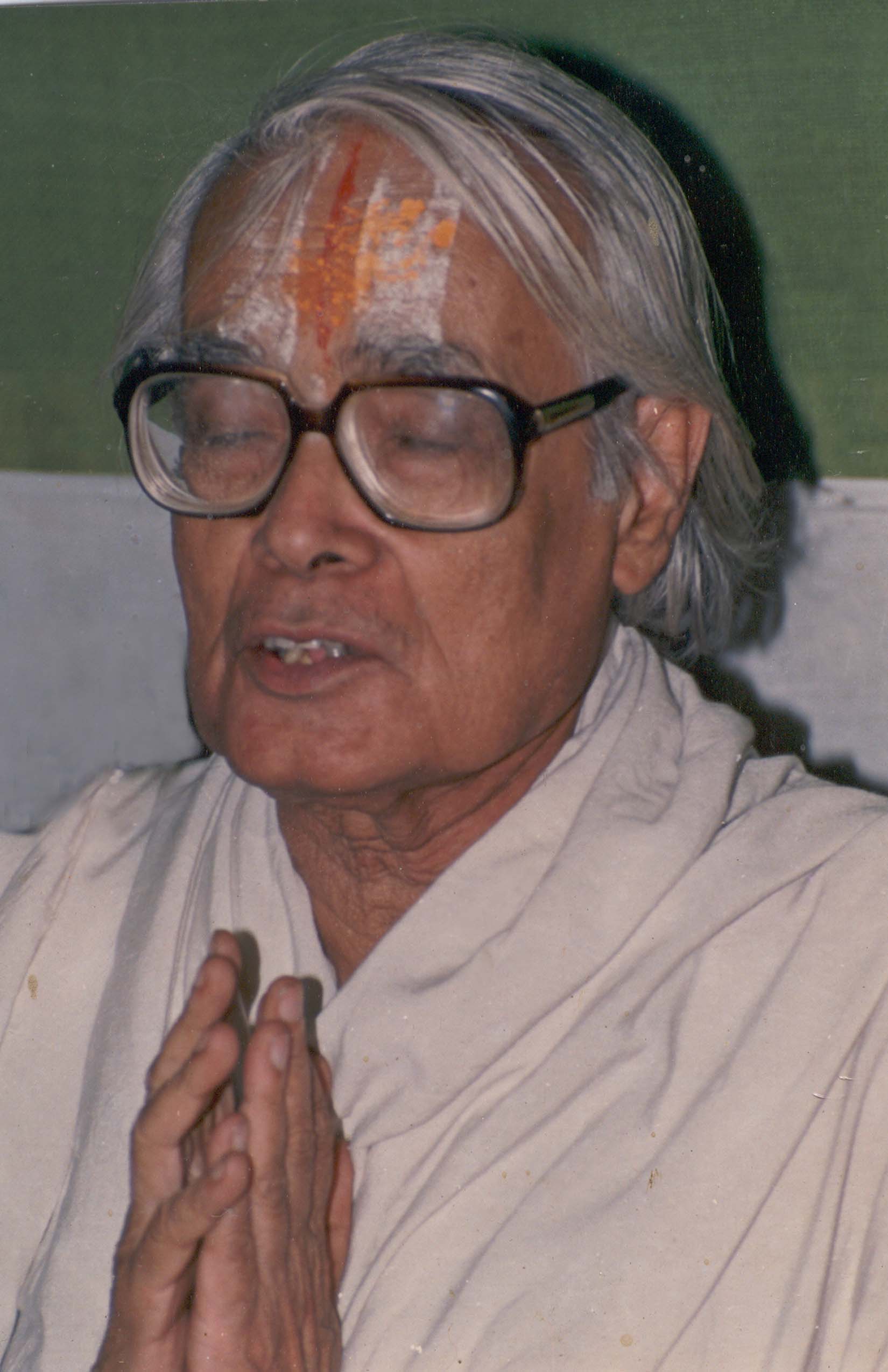 Figure 1: Srimat Bhumananda Dev, in Prayer